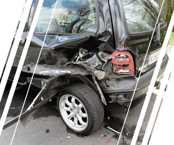 Abbildung zeigt ein verunfalltes Auto mit Schaden hinten links